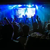 Personas bailando en una discoteca Personas bailando en una discoteca