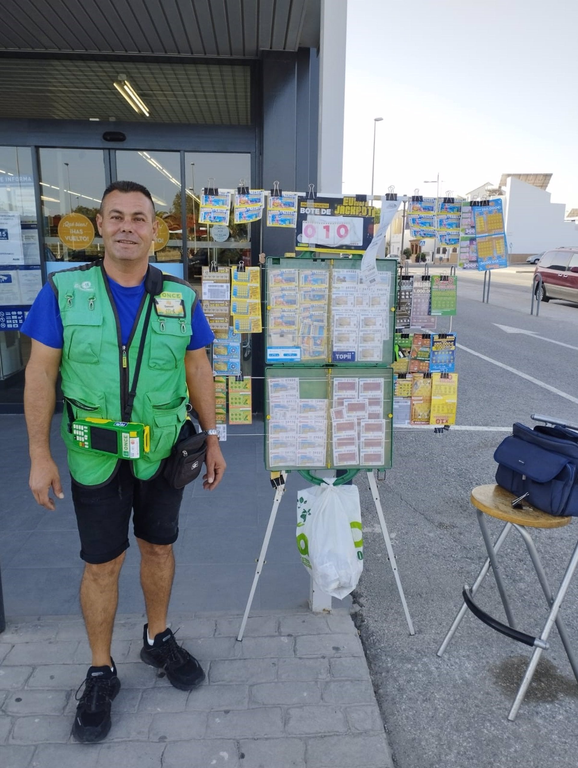 Seis vecinos de Lebrija ganan 210.000 euros en el sorteo de la ONCE Seis vecinos de Lebrija ganan 210.000 euros en el sorteo de la ONCE