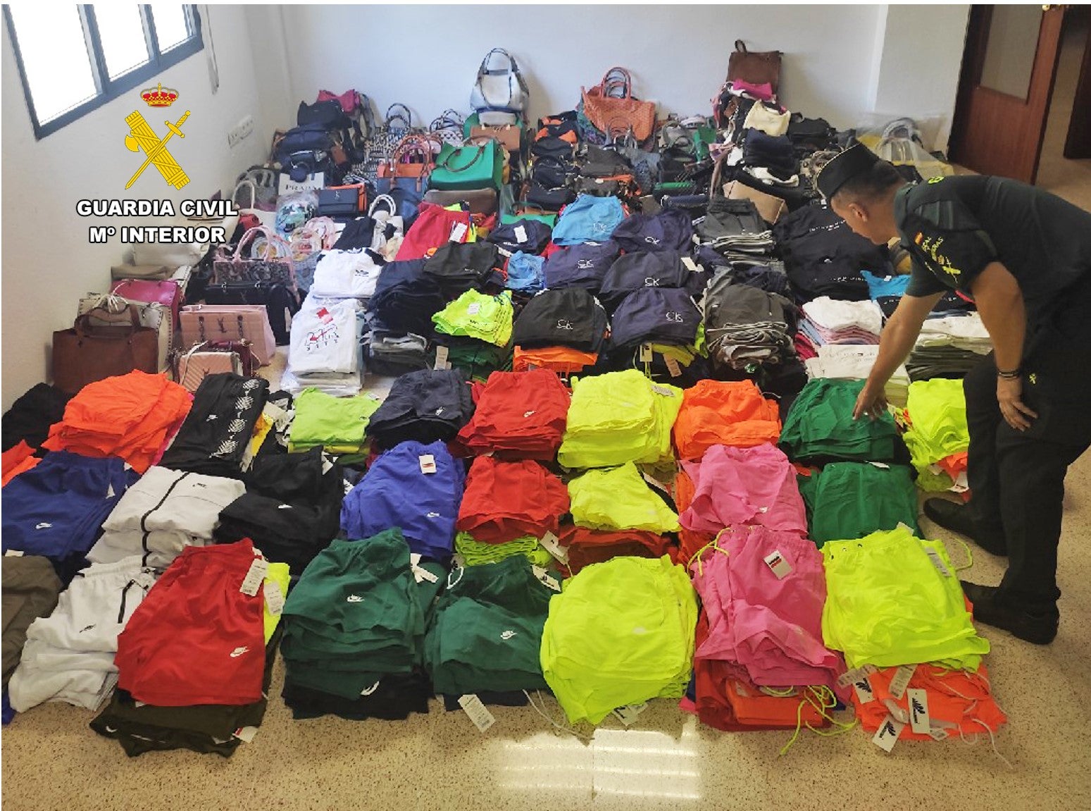 Intervienen casi 3.500 prendas falsificadas en locales de Benidorm y del mercadillo de Moraira Intervienen casi 3.500 prendas falsificadas en locales de Benidorm y del mercadillo de Moraira