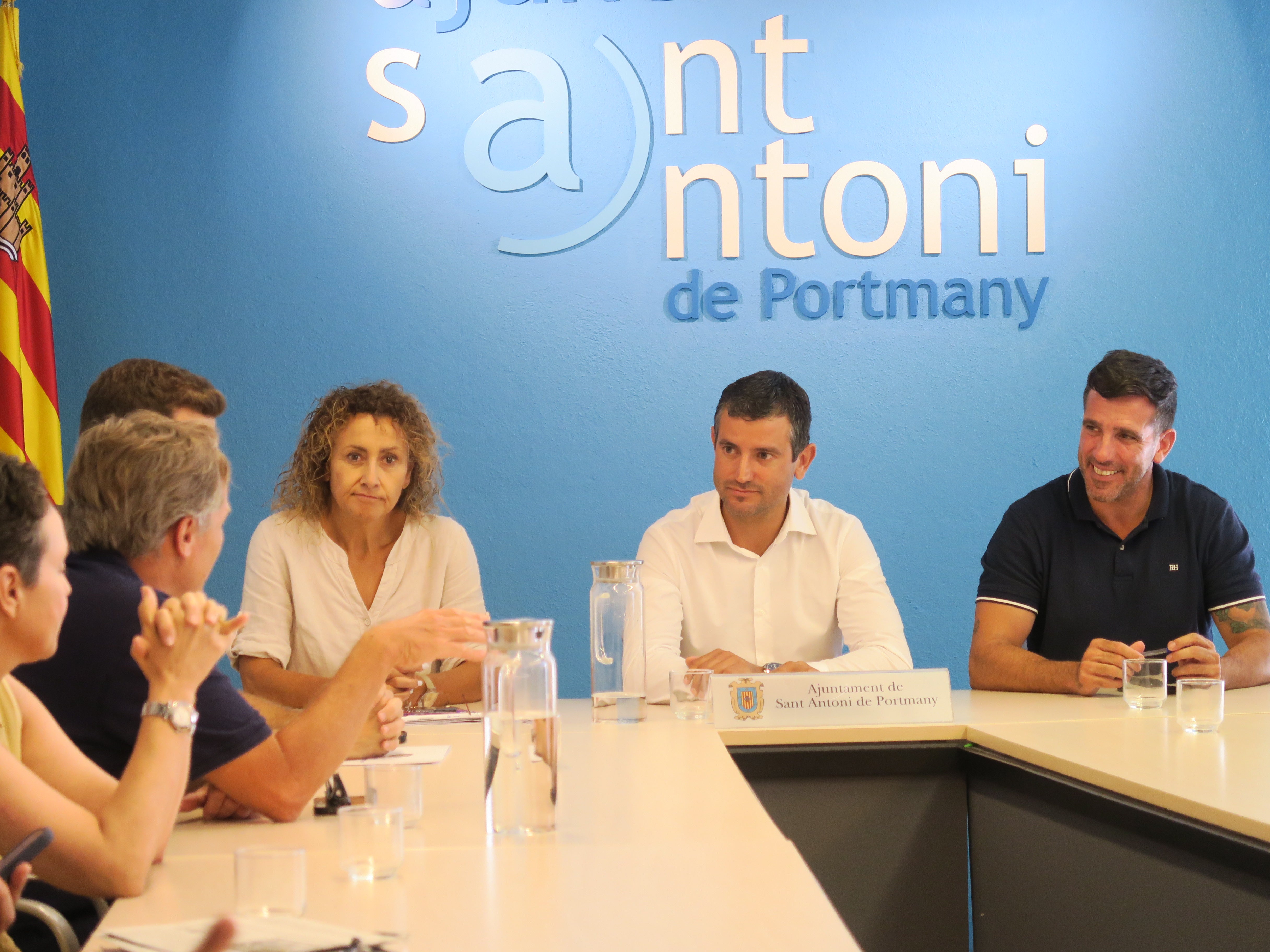 Marcos Serra anuncia que el Ayuntamiento destinará un millón de euros en las próximas ayudas para la reconversión de negocios en el West End Marcos Serra anuncia que el Ayuntamiento destinará un millón de euros en las próximas ayudas para la reconversión de negocios en el West End