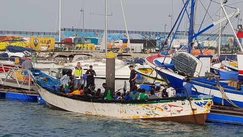 Cayuco con unas 60 personas a bordo localizado , a 7 millas de Los Cristianos | Tenerife