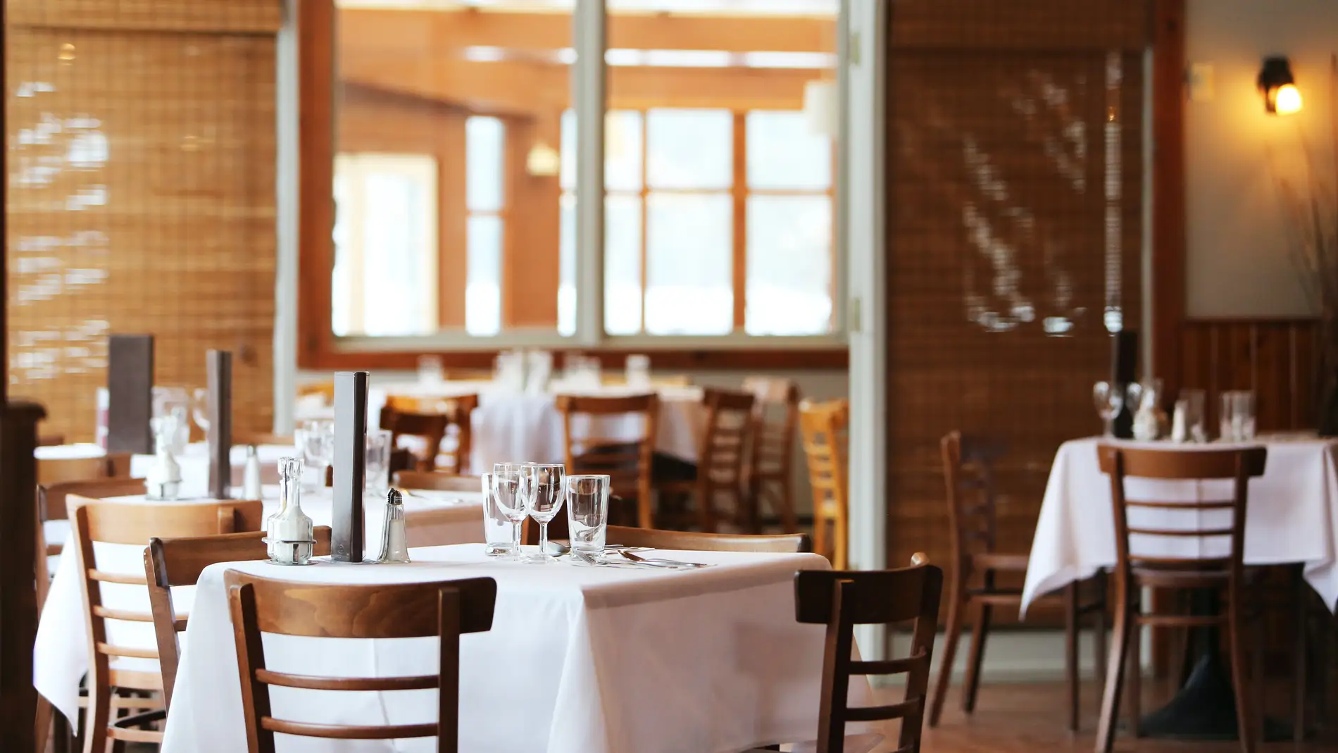 ¿Te pueden negar una mesa si vas solo a un restaurante? Organizaciones de consumidores responden 