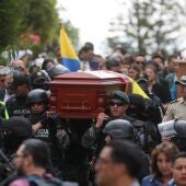 Miembros de la Policía cargan el féretro del candidato presidencial Fernando Villavicencio rumbo a su entierro