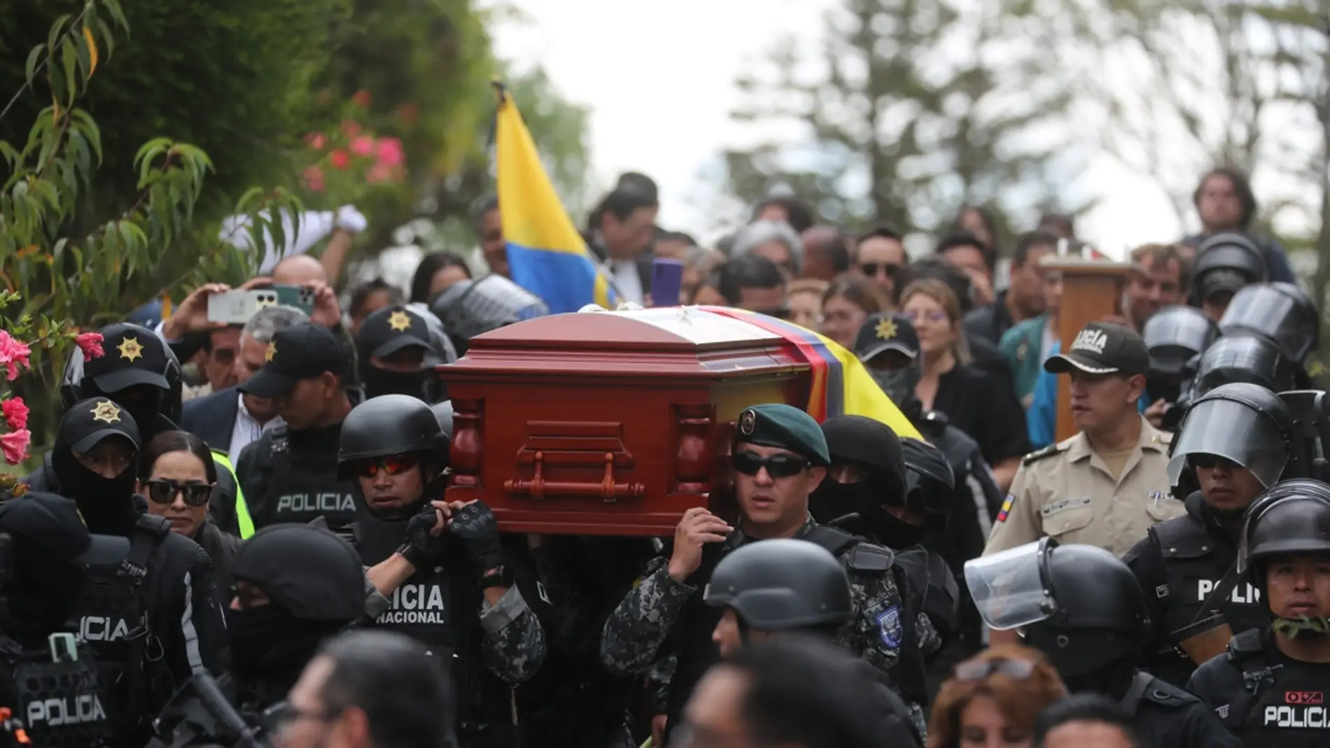 Ecuador despide a Villavicencio mientras los candidatos consensuan un plan de seguridad tras el asesinato