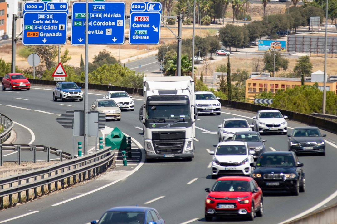 El segundo día del puente de agosto comienza con problemas en salidas de Madrid y Sevilla El segundo día del puente de agosto comienza con problemas en salidas de Madrid y Sevilla