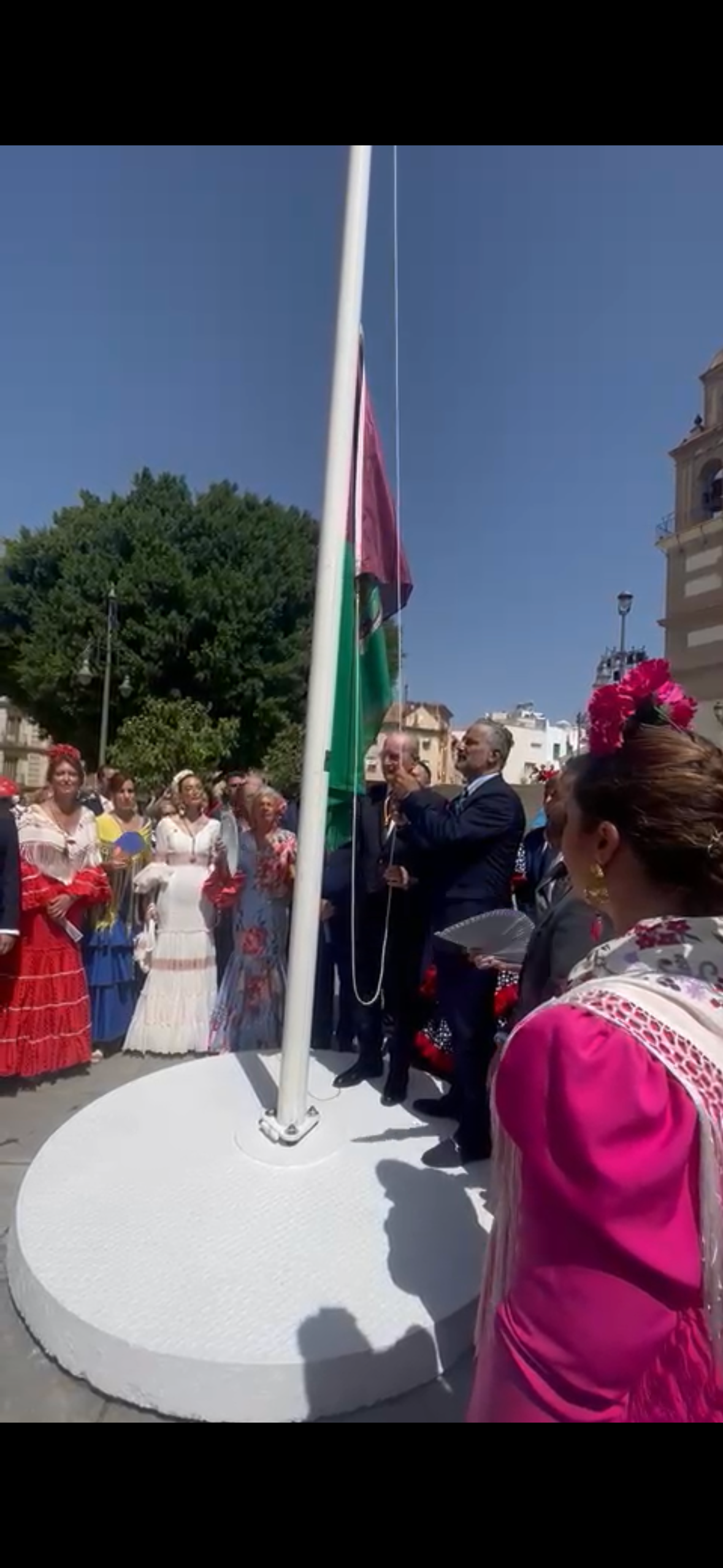 Francisco de la Torre y Jorge González realizan el izado de la bandera Francisco de la Torre y Jorge González realizan el izado de la bandera