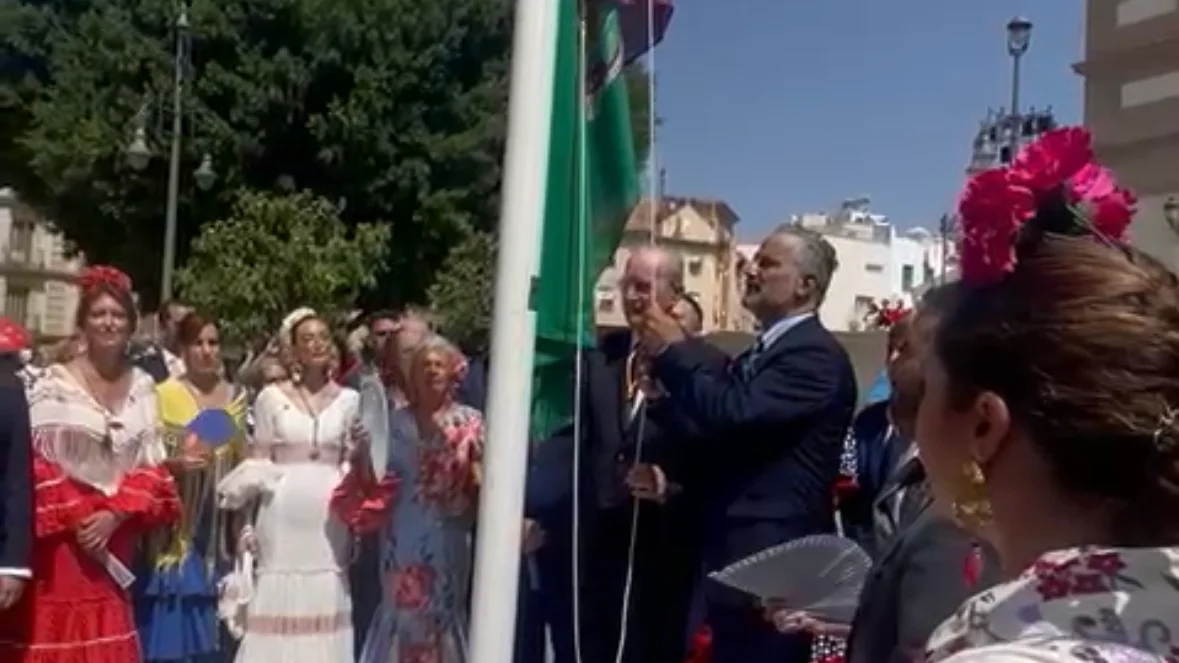 Francisco de la Torre y Jorge Gonz&aacute;lez realizan el izado de la bandera