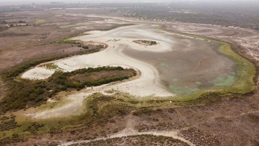 Imagen a&eacute;rea de la laguna de Santa Olalla el 9 de agosto de 2023, tomada por el CSIC.