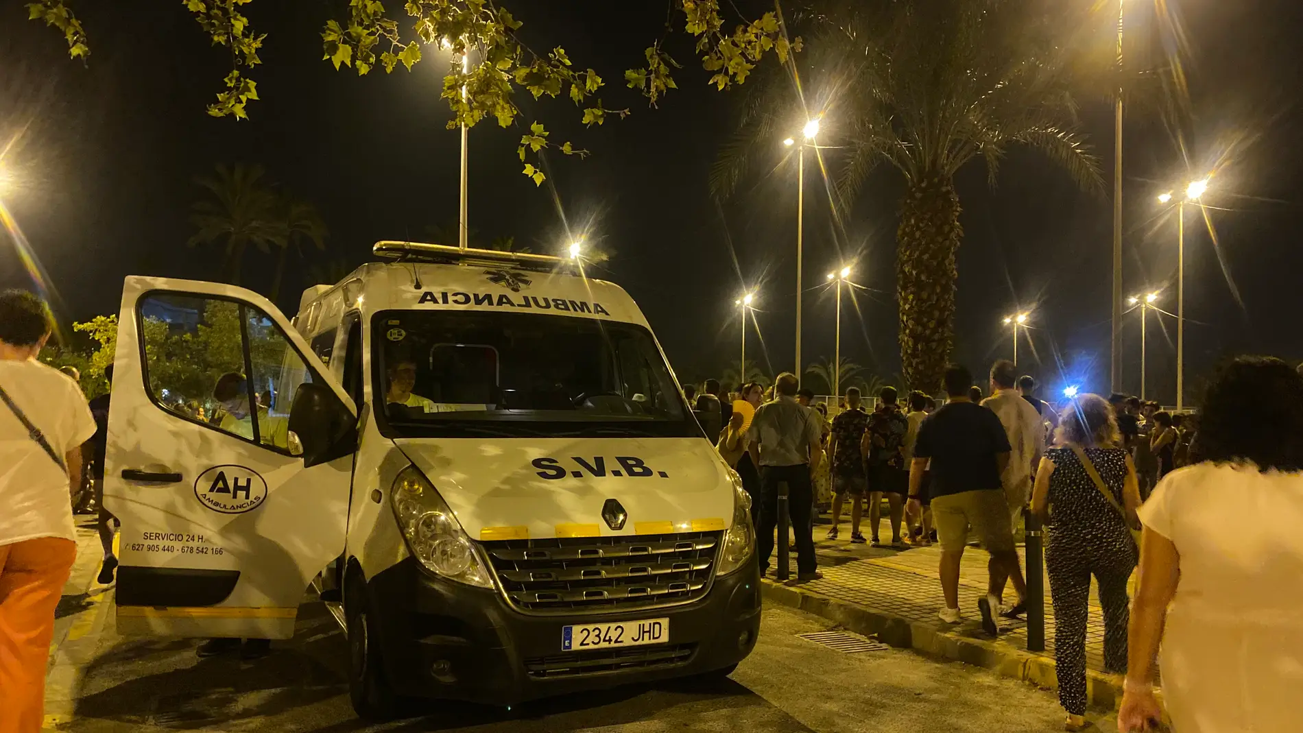 Una ambulancia, en las afueras del Hort del Monjo durante la Carretillà