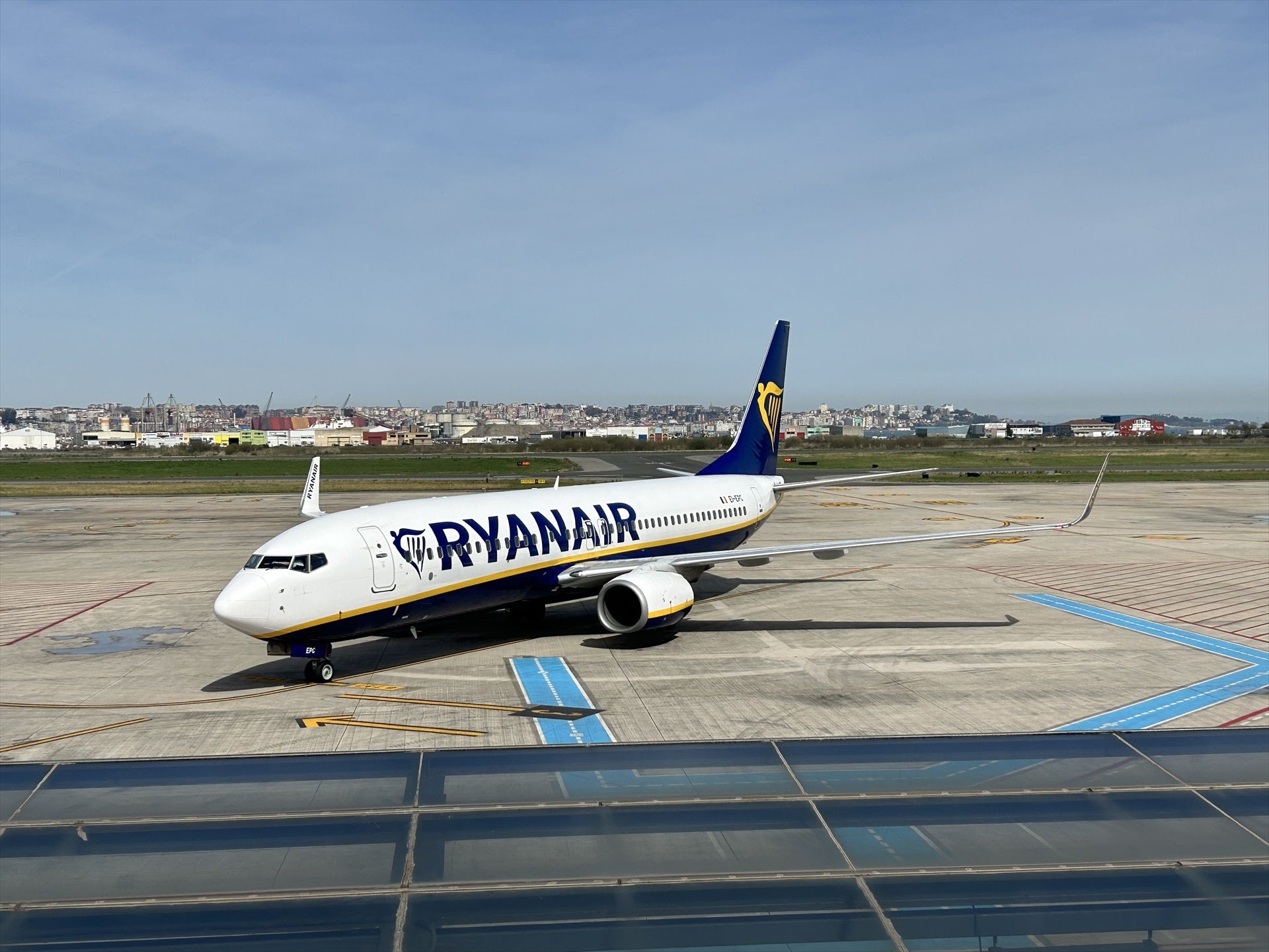 Ryanair eliminará cuatro rutas del aeropuerto Seve Ballesteros reduciendo 60.000 plazas Ryanair eliminará cuatro rutas del aeropuerto Seve Ballesteros reduciendo 60.000 plazas