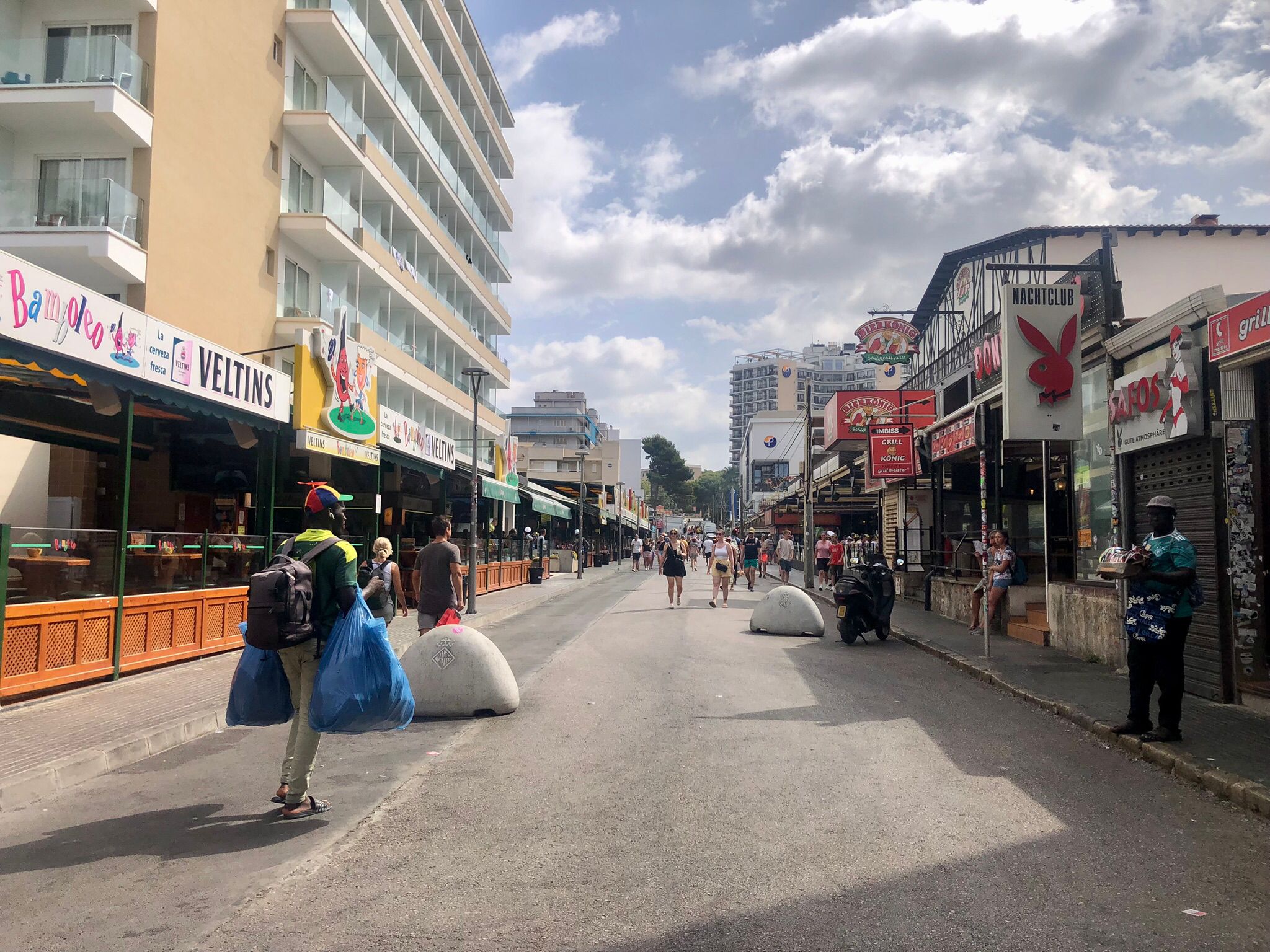Detenido tras agredir a un policía durante un operativo contra la venta ambulante ilegal en Playa de Palma Detenido tras agredir a un policía durante un operativo contra la venta ambulante ilegal en Playa de Palma