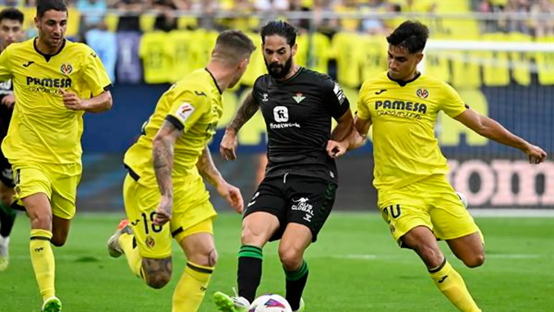 Isco controla el balón, rodeado por jugadores del Villarreal.