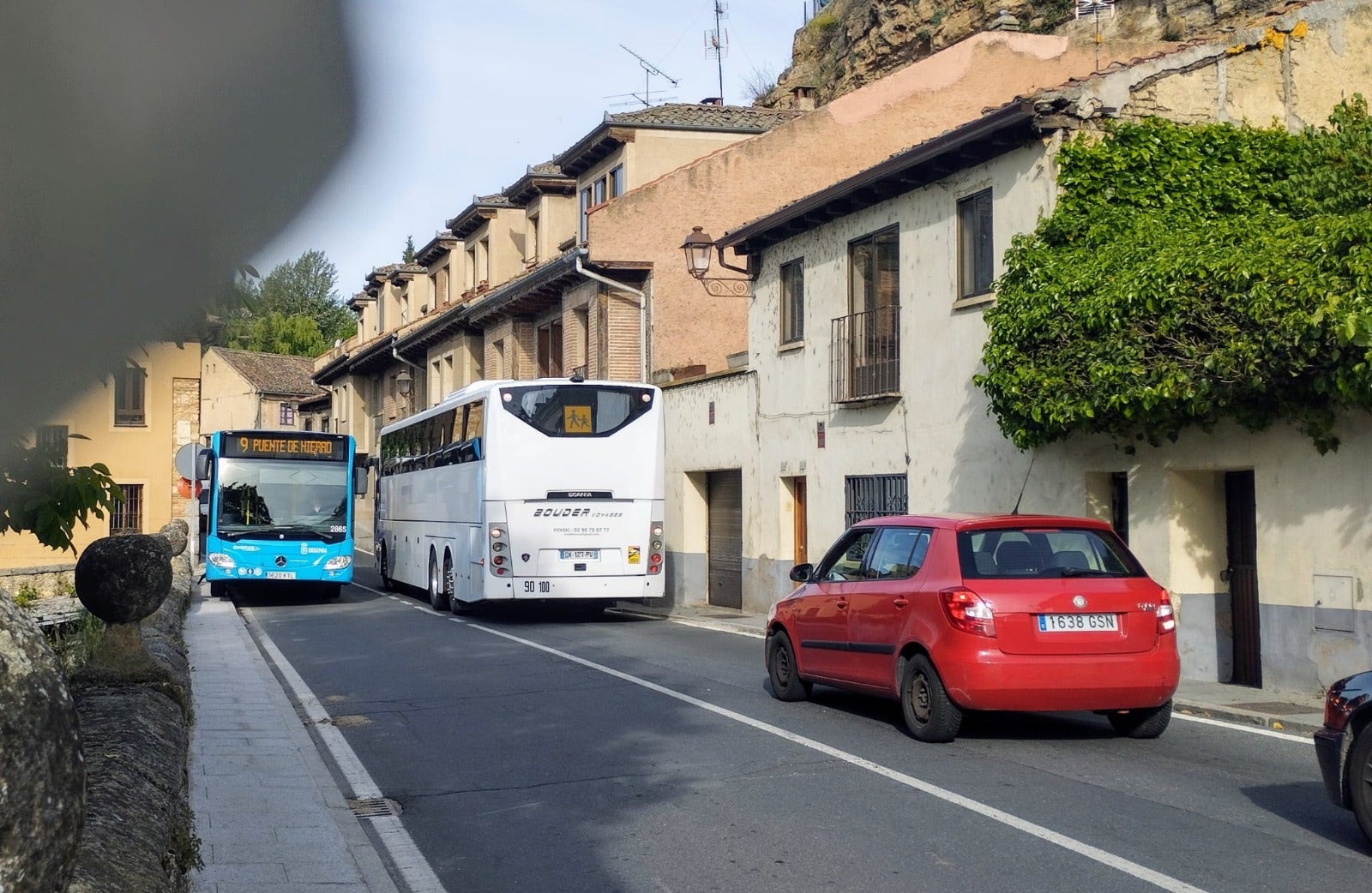 San Marcos denuncia el gran deterioro que sufre el barrio en la pasarela, bancos, mesas o adoquines San Marcos denuncia el gran deterioro que sufre el barrio en la pasarela, bancos, mesas o adoquines