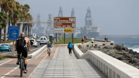 Varias personas pasean y andan en bicicleta en la Avenida Marítima de Las Palmas de Gran Canaria. Varias personas pasean y andan en bicicleta en la Avenida Marítima de Las Palmas de Gran Canaria.