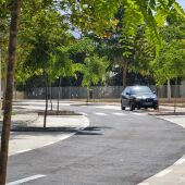 El Ayuntamiento de Elda finaliza la construcción de un nuevo vial con zonas de aparcamiento y arbolado.