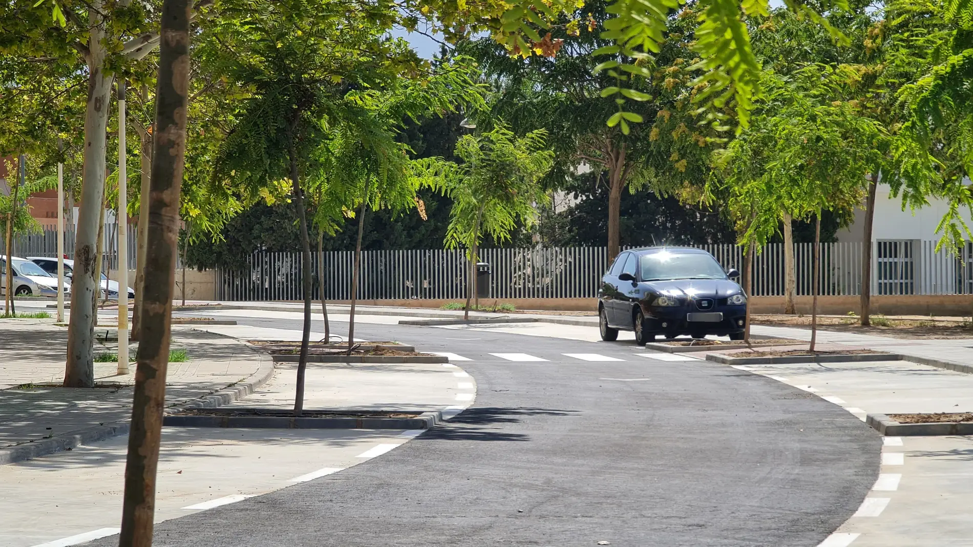 El Ayuntamiento de Elda finaliza la construcción de un nuevo vial con zonas de aparcamiento y arbolado.
