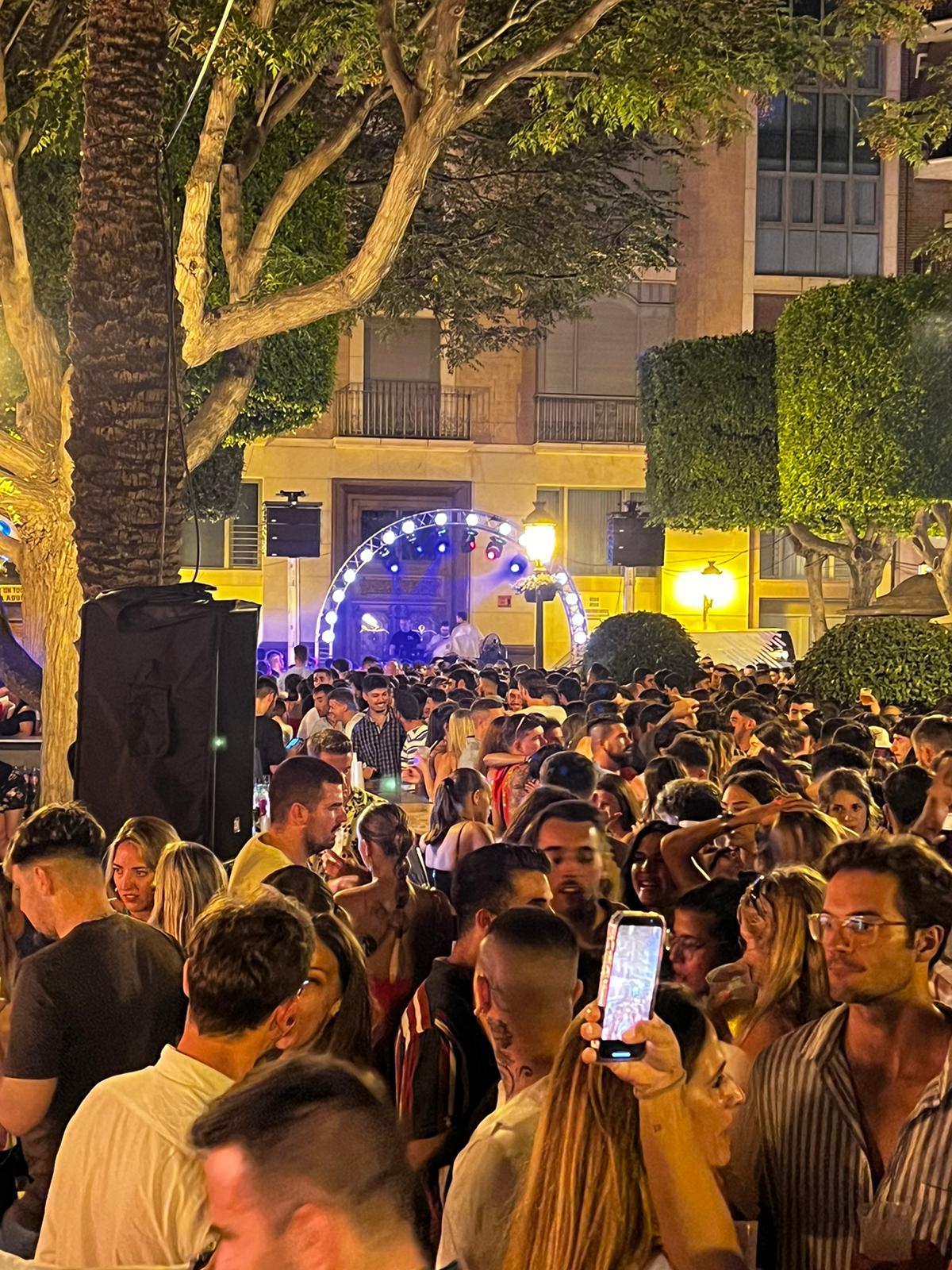 Las fiestas de Elche finalizan con incidencias por consumo de alcohol y precintado en establecimientos Las fiestas de Elche finalizan con incidencias por consumo de alcohol y precintado en establecimientos