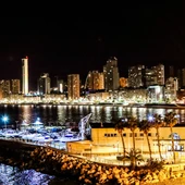 Benidorm concede 18.000 euros las asociaciones empresariales AICO y Jovempa. Panorámica Benidorm de noche Benidorm concede 18.000 euros las asociaciones empresariales AICO y Jovempa. Panorámica Benidorm de noche