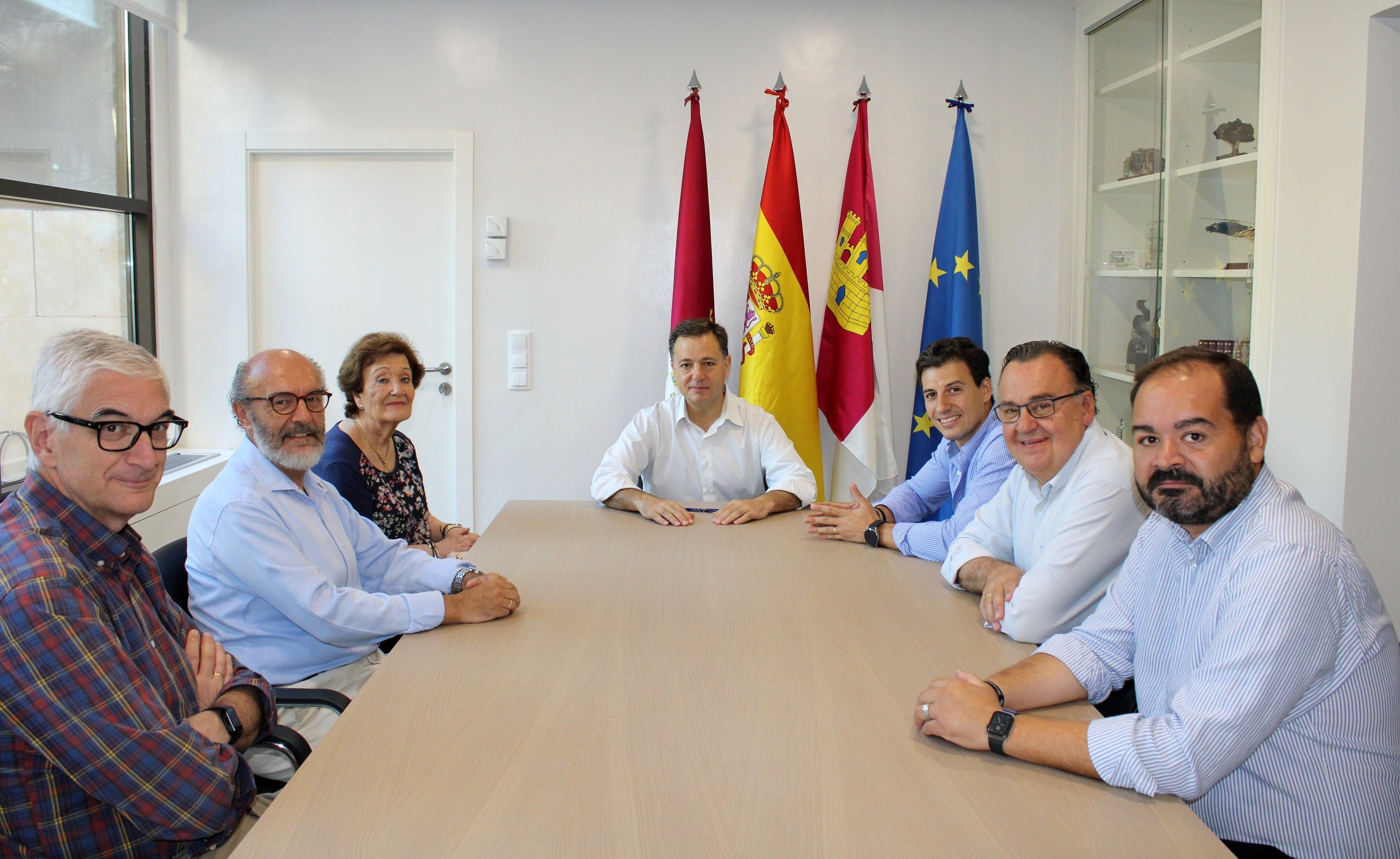 El alcalde y la Real Asociación de la Virgen de los Llanos colaborarán para ensalzar la imagen de la Patrona de Albacete durante la Feria El alcalde y la Real Asociación de la Virgen de los Llanos colaborarán para ensalzar la imagen de la Patrona de Albacete durante la Feria