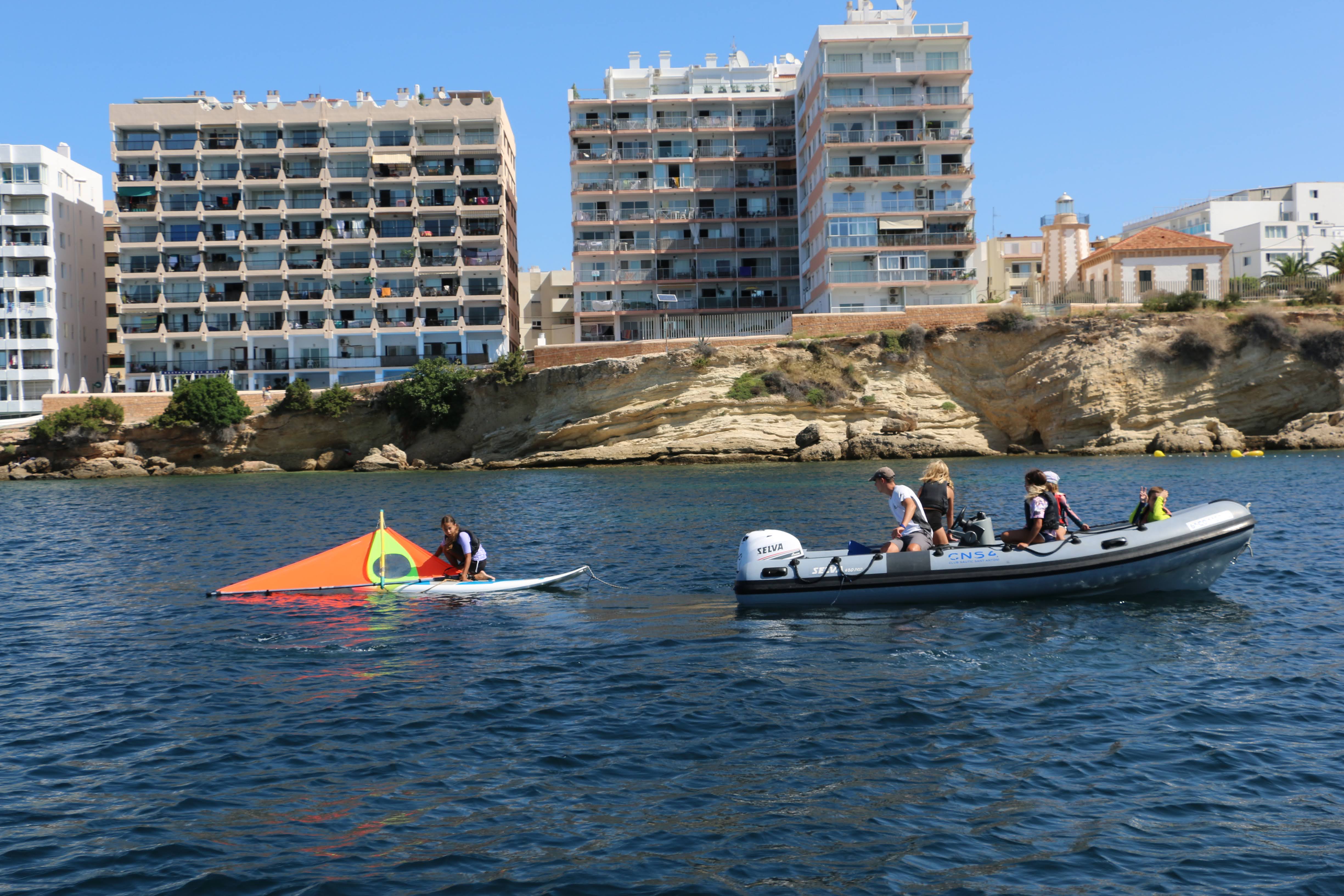 El Club Nàutic Sant Antoni aumenta la seguridad para realizar actividades en la bahía de Portmany El Club Nàutic Sant Antoni aumenta la seguridad para realizar actividades en la bahía de Portmany
