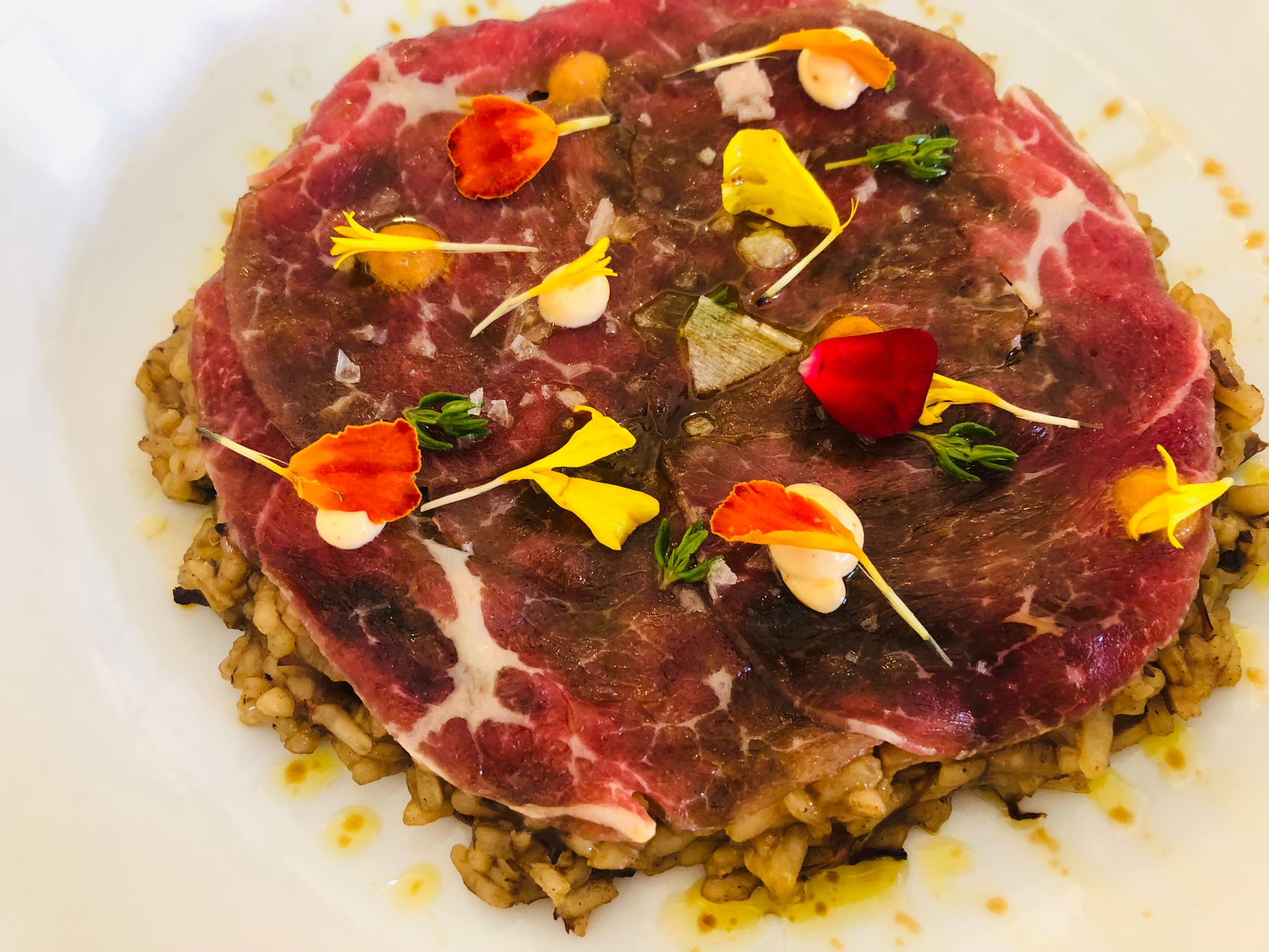 Arroz de carrillera de ternera simmental con carpaccio de su solomillo Arroz de carrillera de ternera simmental con carpaccio de su solomillo