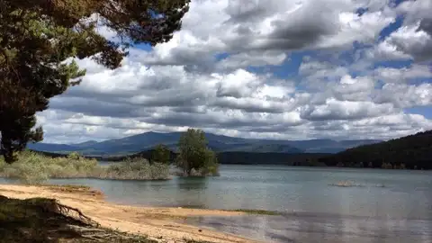 La Diputación saca a licitación la obra de restauración ambiental y equipamiento de la playa del embalse de Aguilar .