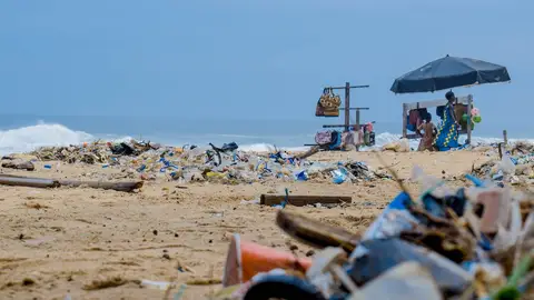 Imagen de archivo de una playa contaminada Imagen de archivo de una playa contaminada