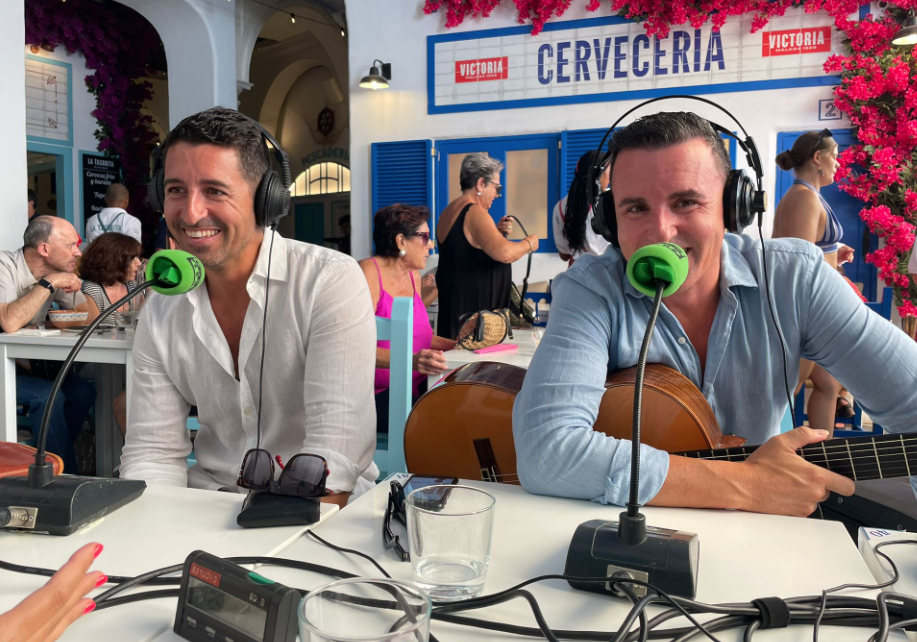 Los hermanos Ortigosa acuden a los estudios de Onda Cero para hablar de su último single 'Como nadie' Los hermanos Ortigosa acuden a los estudios de Onda Cero para hablar de su último single 'Como nadie'