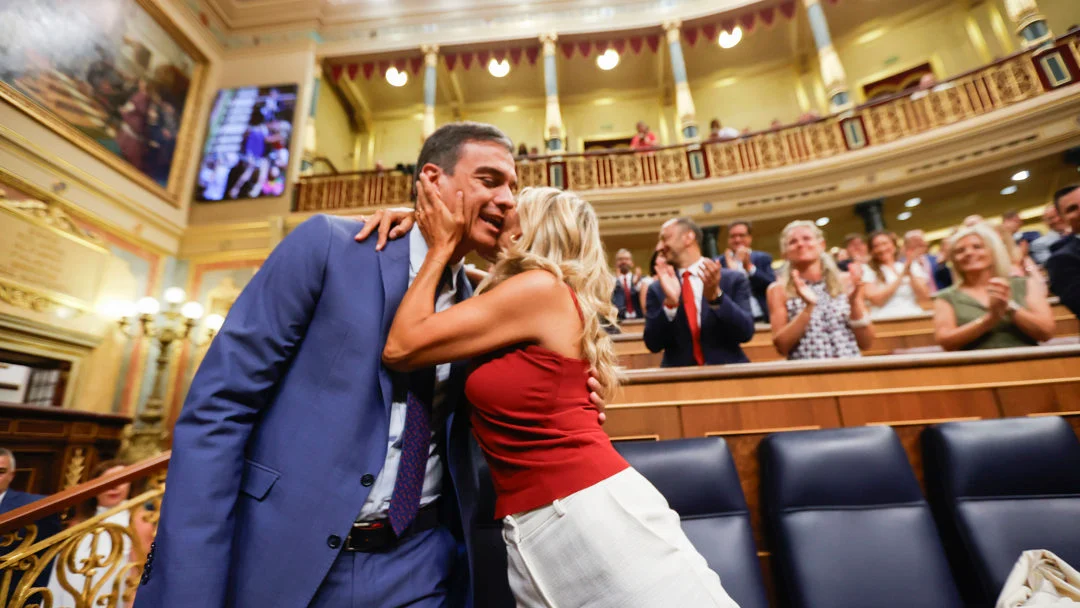 Pedro Sánchez y Yolanda Díaz se saludan a su llegada al Congreso Pedro Sánchez y Yolanda Díaz se saludan a su llegada al Congreso