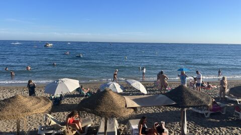 Un gran n&uacute;mero de ba&ntilde;istas disfrutando en una de las playas de Marbella