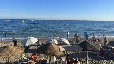 Un gran número de bañistas disfrutando en una de las playas de Marbella Un gran número de bañistas disfrutando en una de las playas de Marbella