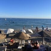 Un gran número de bañistas disfrutando en una de las playas de Marbella