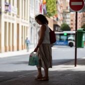 Una vecina espera al autobús a la sombra, en Albacete.