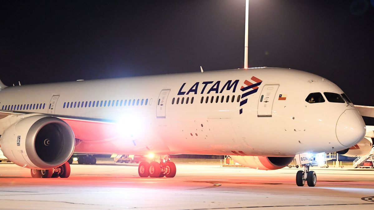 Un piloto de LATAM muere en pleno vuelo tras caer desplomado Un piloto de LATAM muere en pleno vuelo tras caer desplomado
