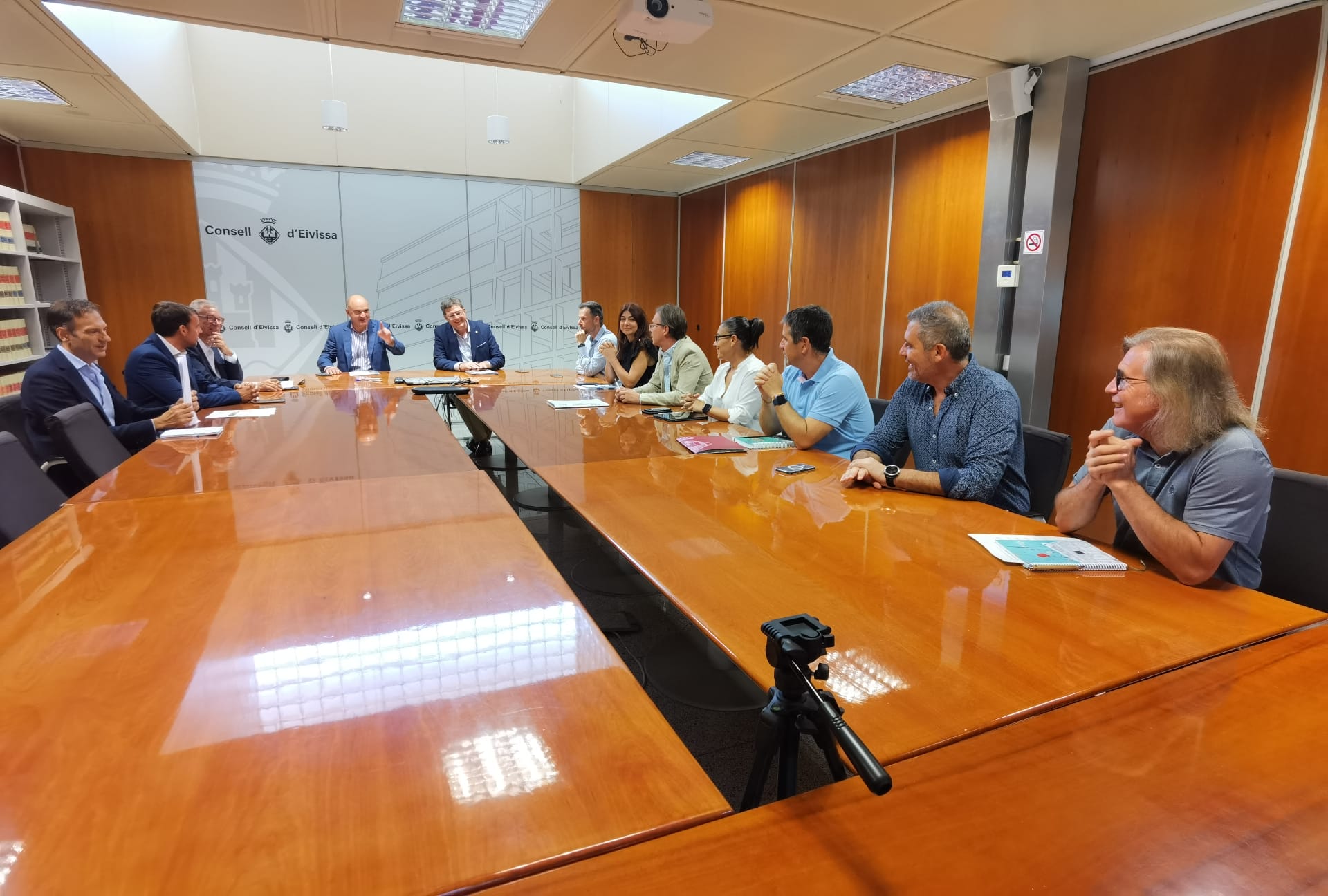 El Consell Insular y el Govern balear coordinarán esfuerzos para luchar contra el turismo de excesos El Consell Insular y el Govern balear coordinarán esfuerzos para luchar contra el turismo de excesos