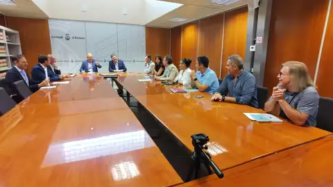 El Consell Insular y el Govern balear coordinarán esfuerzos para luchar contra el turismo de excesos El Consell Insular y el Govern balear coordinarán esfuerzos para luchar contra el turismo de excesos