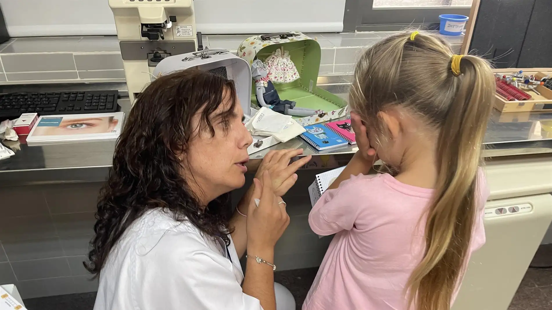 Actividades para que los niños corrijan su ojo vago en el departamento de oftalmología 