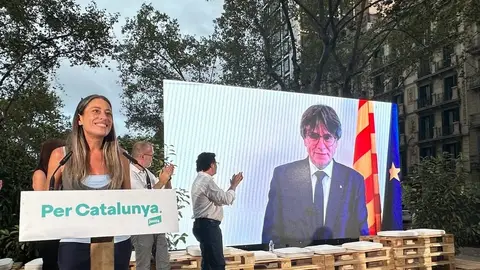 Míriam Nogueras y el expresident Carles Puigdemont en un acto de campaña de Junts Puigdemont advierte de que es un error pensar que Junts "ha vuelto al redil"