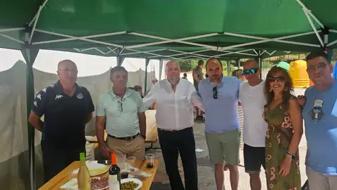 De izquierda a derecha, José Fernando Velilla, Manuel Menéndez alcalde de Quintana del Castillo, Oscar Cruz presidente junta vecinal de La Veguellina, Javier Calvo teniente alcalde del Ayuntamiento de Quintana del Castillo, Carlos Solla, Susana GArrido y Paul Bueno. De izquierda a derecha, José Fernando Velilla, Manuel Menéndez alcalde de Quintana del Castillo, Oscar Cruz presidente junta vecinal de La Veguellina, Javier Calvo teniente alcalde del Ayuntamiento de Quintana del Castillo, Carlos Solla, Susana GArrido y Paul Bueno.