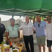 De izquierda a derecha, José Fernando Velilla, Manuel Menéndez alcalde de Quintana del Castillo, Oscar Cruz presidente junta vecinal de La Veguellina, Javier Calvo teniente alcalde del Ayuntamiento de Quintana del Castillo, Carlos Solla, Susana GArrido y Paul Bueno. De izquierda a derecha, José Fernando Velilla, Manuel Menéndez alcalde de Quintana del Castillo, Oscar Cruz presidente junta vecinal de La Veguellina, Javier Calvo teniente alcalde del Ayuntamiento de Quintana del Castillo, Carlos Solla, Susana GArrido y Paul Bueno.