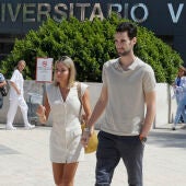 Sergio Rico, a la salida del Hospital Virgen del Rocío, junto a su esposa, Alba Silva.