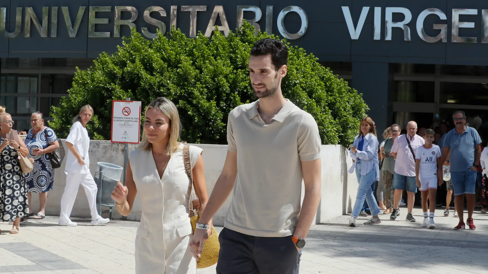 Sergio Rico, a la salida del Hospital Virgen del Rocío, junto a su esposa, Alba Silva.