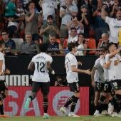 El Valencia celebra el gol de Pepelu