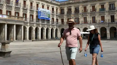Turistas en la plaza España de Vitoria. Turistas en la plaza España de Vitoria.
