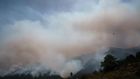 Helicópteros trabajan en el pueblo de Aguamansa, en el municipio de La Orotava Helicópteros trabajan en el pueblo de Aguamansa, en el municipio de La Orotava