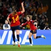 Olga Carmona celebra el gol ante Inglaterra en la final del Mundial