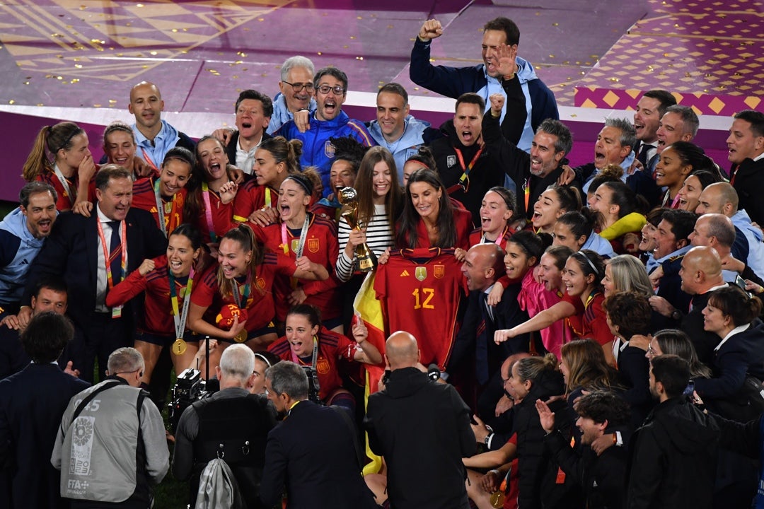 El divertido momento de la Selección con Letizia: ¡Que bote la reina! El divertido momento de la Selección con Letizia: ¡Que bote la reina!
