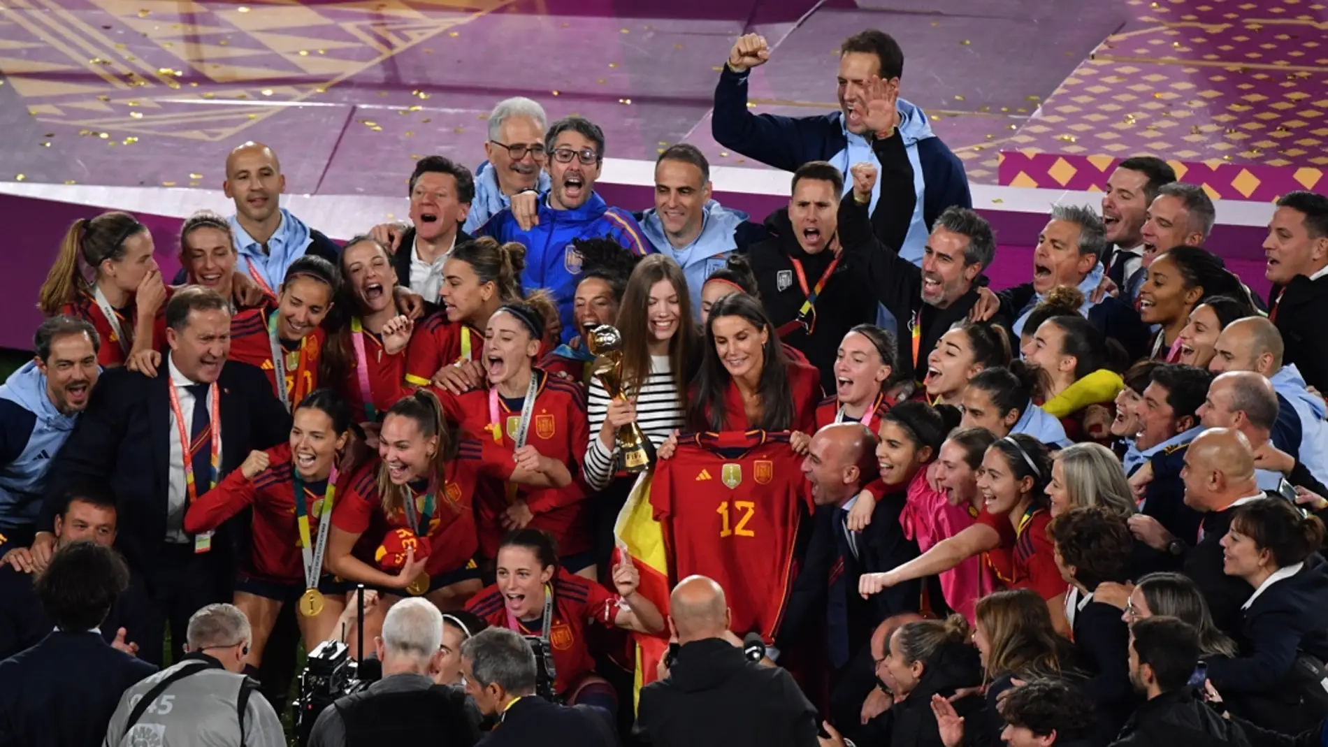 La reina Letizia y la infanta Sofía celebran con las jugadoras el triunfo de España en el Mundial Femenino
