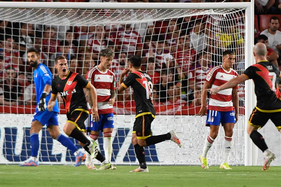 El Rayo conquista Los Cármenes y sigue de pleno El Rayo conquista Los Cármenes y sigue de pleno