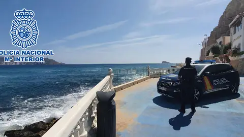 La Policía Nacional y la Vigilancia Aduanera interceptó una embarcación en Canarias de la red con sede en Alicante La Policía Nacional y la Vigilancia Aduanera interceptó una embarcación en Canarias de la red con sede en Alicante